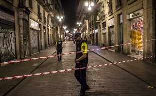 Les policiers mettent en place un périmètre de sécurité et identifient des personnes près du site où une camionnette a foncé sur les piétons de Las Ramblas, dans le centre-ville de Barcelone, au nord-est de l'Espagne, le 17 août 2017. Credit:ANGEL GARCIA/SIPA