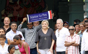 La présidente du Front national, Marine Le Pen, en visite sur l'île de la Réunion, le 27 novembre 2016.