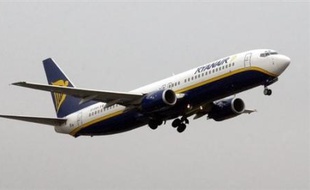 Un Boeing 737 de la compagnie Ryanair en provenance de Charleroi (Belgique) est sorti de la piste lors de son atterrissage sur l'aéroport de Limoges vendredi après-midi, entraînant l'évacuation par toboggan des 186 passagers et membres d'équipage, a-t-on appris auprès de la préfecture.