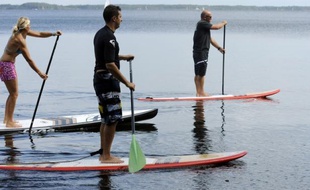 Plus accessible que le surf, le stand up paddle (SUP) a envahi cet été tous les plans d'eau, de l'océan aux rivières en passant par les lacs.