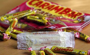 Carambar prend des airs de premiers de la classe et arrête ses blagues au profit de petits quizz ou problèmes mathématiques "ludo-éducatifs", a-t-on appris auprès de la marque.