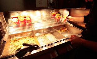 La cuisson des frites dans un restaurant McDonald's, à Marseille, en 2010.