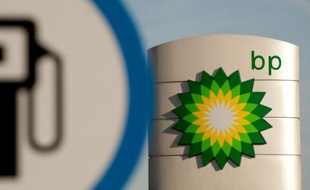 Photo d'une station BP à Heston (Berkshire) au sud de l'Angleterre, le 27 octobre 2009. Le groupe a subi une lourde perte en 2015 et va supprimer des milliers d'emplois