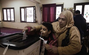 Les Egyptiens votaient samedi pour la deuxième et dernière phase d'un référendum sur un projet de Constitution défendu par les islamistes, qui semble en passe d'être adopté malgré une campagne acharnée de l'opposition et une profonde crise politique.