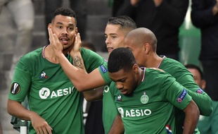 Timothée Kolodziejczak est félicité par Hamouma, Khazri et Nordin après avoir inscrit le but stéphanois, jeudi contre Wolfsburg. PHILIPPE DESMAZES