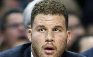 Blake Griffin contraint de rester sur le banc lors du match entre les Los Angeles Clippers et le Heat de Miami, le 13 janvier 2016.