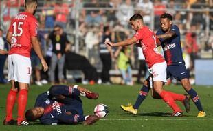 Mbappé s'est fait chatouiller les chevilles (et les genoux) à Nîmes.