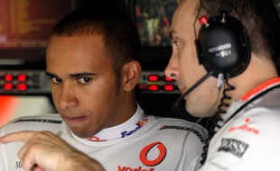 Le pilote Lewis Hamilton en discussion avec un technicien de l'écurie McLaren-Mercedes, lors des séances de qualification du Grand Prix d'Italie, le 11 septembre 2009.