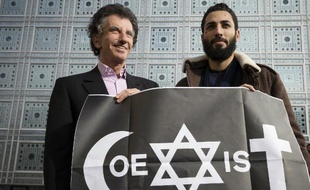 Le street-artiste Combo (D) et le président de l'Institut du monde arabe Jack Lang posent le 8 février devant l'Institut du monde arabe à Paris