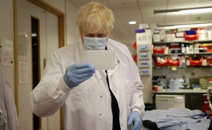 Boris Johnson vérifiant un laboratoire britannique traitant de vaccin contre le coronavirus
