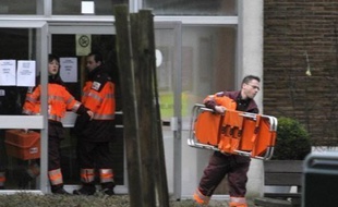 Le jeune homme de 20 ans qui a tué deux bébés et une puéricultrice dans une crèche en Belgique était équipé pour commettre un véritable carnage, avec sur lui trois couteaux, une hachette et, sous ses vêtements, un gilet pare-balles, a révélé samedi la justice.