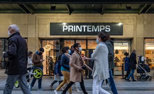 Des passants devant un magasin à Lyon, le 28 novembre 2020.