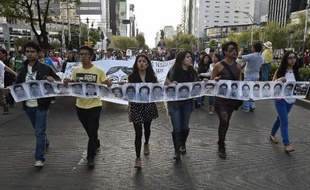 Des manifestants à Mexico, le 8 octobre, demandent justice pour les 43 étudiants disparus à Iguala