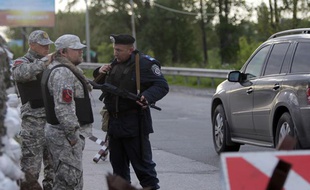 Un checkpoint à Boryspil, à l'extérieur de Kiev, tenu par les forces de sécurité ukrainiennes, le 5 mai 2014.
