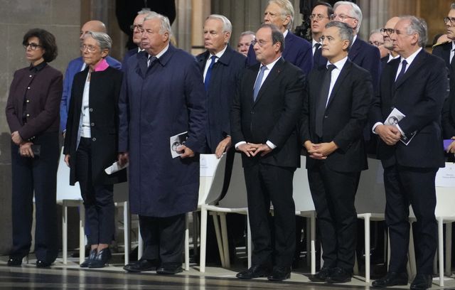 La ministre sortante de la Culture Rachida Dati, la ministre sortante de l’Education, de l’Enseignement supérieur et de la Recherche Elisabeth Borne, le président du Sénat Gérard Larcher, les anciens Premiers ministres Jean-Marc Ayrault et François Bayrou, l’ancien président François Hollande, ainsi que le ministre sortant de la Justice Gérald Darmanin, ont assisté à la cérémonie d’hommage à Robert Badinter au Panthéon, à Paris, ce jeudi.