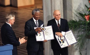 Prix Nobel de la paix, célébré comme le père de la nation sud-africaine, réconciliateur des différents groupes déchirés par l'apartheid, Nelson Mandela a pourtant été au début de sa vie politique un nationaliste africain qui ne voulait plus de Blancs dans le pays, avant de se lancer dans la lutte armée.