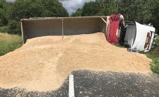 Un camion rempli de sable s'est renversé à cause d'un sanglier.