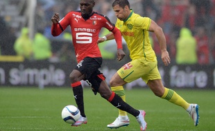 Giovanni Sio à la lutte avec Lorik Cana lors de Nantes-Rennes le 13 septembre 2015.