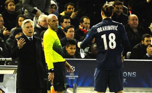 Zlatan Ibrahimovic s'adresse à Carlo Ancelotti, le 12 février 2013 à Valence.