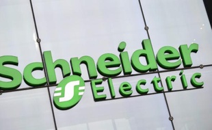 Logo de Schneider Electric au siège de la compagnie à Reuil-Malmaison, près de Paris, le 4 septembre 2014