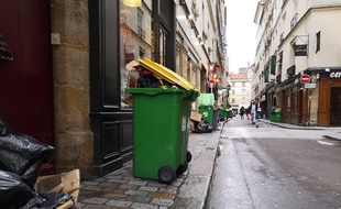 Ce lundi matin, rue des Canettes, près de l'église Saint-Sulpice, les poubelles débordaient mais devaient être ramassées dans la journée.