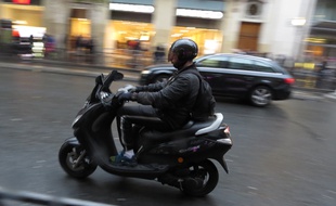Illustration circulation des deux roues sur les grands boulevards parisiens, le 17 novembre 2014.