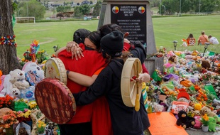Canada: lors d'un hommage aux 215 écoliers dont les restes ont été retrouvés à Kamloops en Colombie-Britannique fin mai