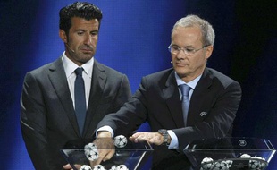 Luis Figo et Giorgio Marchetti pendant le tirage au sort de la Ligue des champions à Monaco le 29 août 2013.