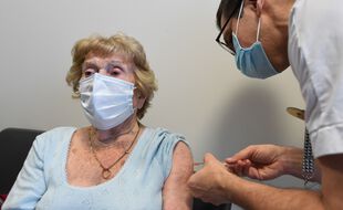 Vaccination à l'Ehpad des Magnolias, à Loos (Nord), lundi 28 décembre 2020.