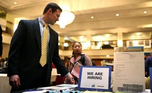Les nouvelles inscriptions au chômage aux Etats-Unis ont poursuivi leur baisse, atteignant leur niveau le plus bas depuis quatre ans, selon des chiffres publiés jeudi par le gouvernement.