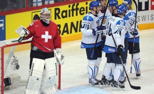 La Finlande, tenante du titre, a pris seule les commandes de son groupe au Mondial-2012 de hockey sur glace, après sa belle victoire (5-2) face à la Suisse, mardi devant son public de Helsinki