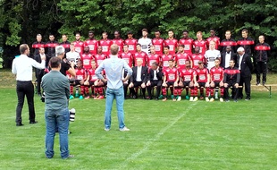 Joueurs, staff et dirigeants rennais à l'écoute des consignes de Sébastien Guéguen (chemise blanche), directeur de la communication au SRFC.