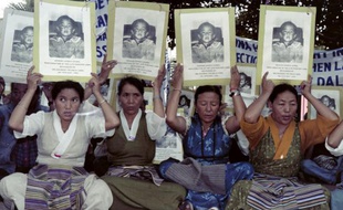Des Tibétaines tiennent le portrait de Gedhun Choekyi Nyima, choisi par le Dalai lama pour succéder au Panchen Lama, lors d'une manifestation le 8 novembre 1995 à New Delhi