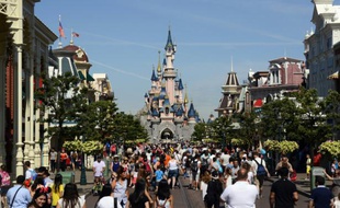 Des visiteurs dans la rue principale de Disneyland Paris à Marne-la-Vallée le 6 août 2015