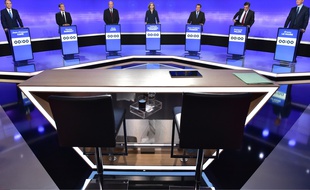 Les pupitres des journalistes pour le troisième débat de la primaire de la droite et du centre.
