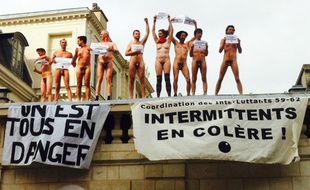 Des intermittents du spectacle manifestent nus sur le toit de la Drac à Lille.