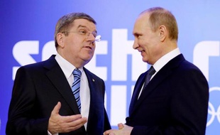 Le patron du Comité international olympique (CIO), Thomas Bach, a encensé mardi à Sotchi le président russe Vladimir Poutine, grand ordonnateur des JO-2014 attendu mercredi au village olympique, jour d'arrivée de la flamme au pied des montagnes du Caucase.