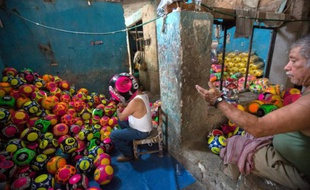 Des employés de l'usine de ballons de Chichihualco, au Mexique, le 18 mai 2016