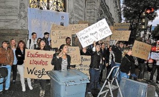 Lundi, les élèves ont manifesté leur colère et leur malaise devant l'école.