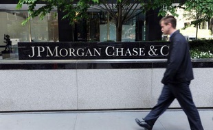 La perte de 2 milliards de dollars causée par des paris risqués qui ont mal tourné chez JPMorgan Chase, première banque américaine, ravive le débat sur la sécurité du système financier mondial et ternit le bilan, jusqu'alors impeccable, de son PDG Jamie Dimon.