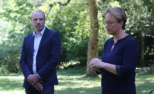 La maire de Rennes Nathalie Appéré et le candidat écologiste Matthieu Theurier, ici dans le parc Oberthür le 30 mai 2020.