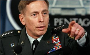 Venu à Washington dresser un tableau de la situation, le commandant de la force multinationale en Irak, le général David Petraeus, n'a pas édulcoré la difficulté de sa tâche lors de ses rencontres avec des représentants et sénateurs. Mais il a répété jeudi qu'il faudrait attendre septembre pour tirer des conclusions sur le succès ou non de la nouvelle stratégie annoncée en janvier, reposant sur l'envoi en Irak de 28.000 soldats supplémentaires.