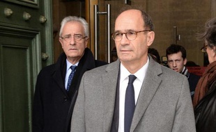 Le député UMP Eric Woerth (d) et son avocat Jean-Yves Le Borgne quitte le tribunal de Bordeaux, le 20 février 2015