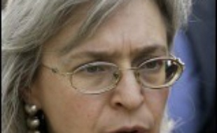 La journaliste russe d'opposition Anna Politkovskaïa, célèbre pour sa couverture très critique de la guerre en Tchétchénie, a été découverte assassinée samedi à Moscou.