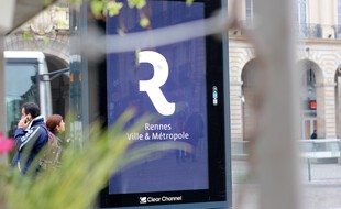 Un panneau numérique de publicité, ici place de la République à Rennes.