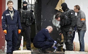 Les démineurs travaillent sur la porte de la prison détruite à l'explosif par Redoine Faïd le 13 avril 2013 à Sequedin.