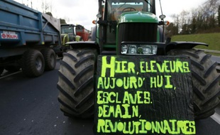 Manifestation d'agriculteurs à l'entrée de Caen, le 15 février 2016