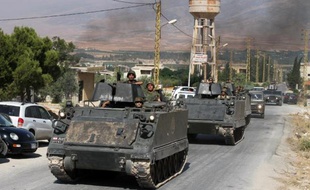 Des blindés de l'armée libanaise dans la ville d'Arsal, dans le nord du Liban, à la frontière avec la Syrie le 6 août 2014