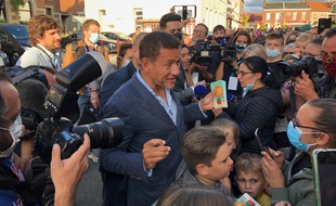 Dany Boon s'est offert un bain de foule lors de la présentation de l'avant-première de son film "8 rue de l'humanité", à Vitry-en-Artois, dans le Pas-de-Calais