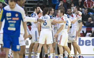Les joueurs de l'équipe de France se congratulent après la victoire face à la Slovénie, le 22 janvier 2012
